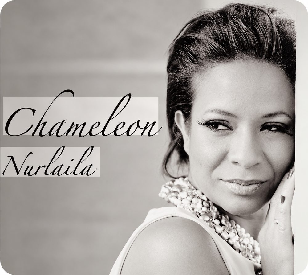 Hoes van de cd Chameleon: zwart-witportret van Nurlaila