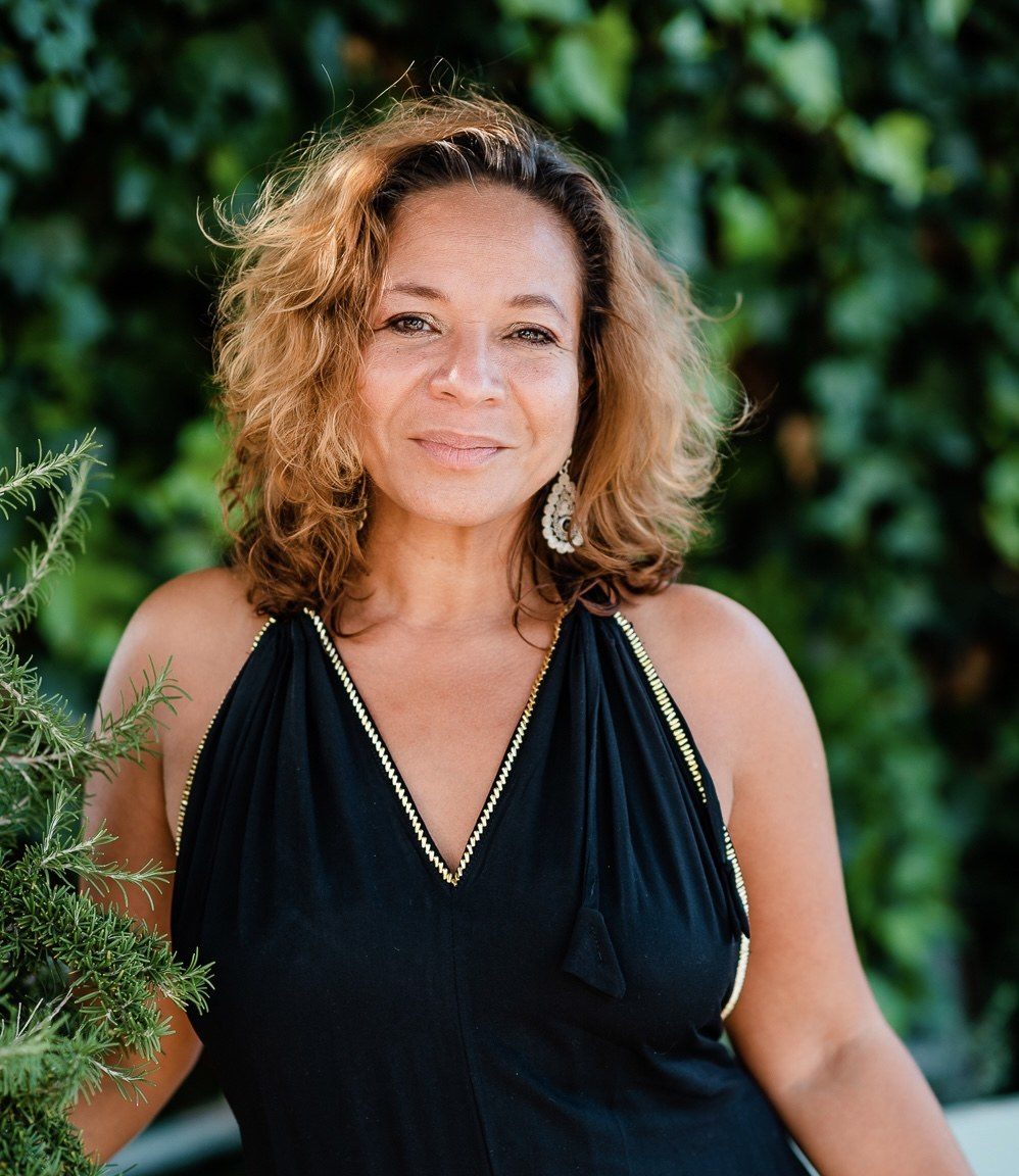 Portret van Nurlaila in een zwarte jurk tegen groen