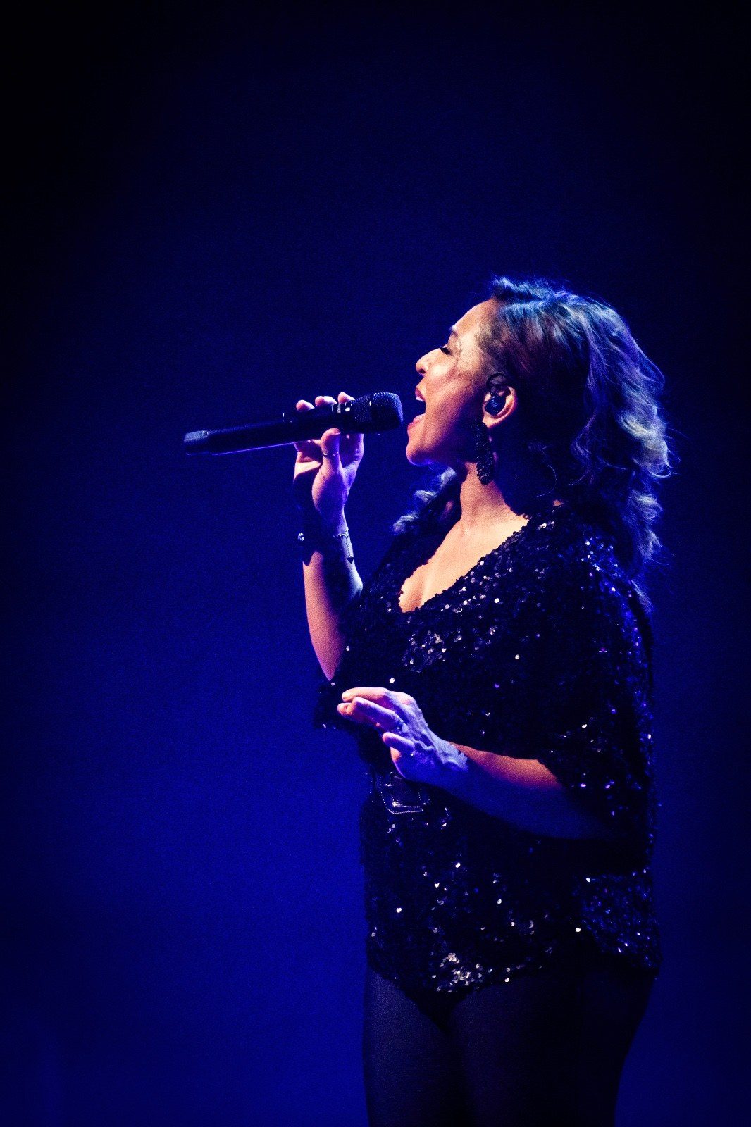 Nurlaila zingt op het podium